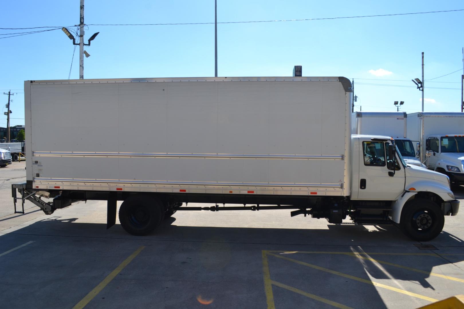 2018 WHITE /GRAY INTERNATIONAL 4300 with an CUMMINS ISB 6.7L 240HP engine, EATON FULLER PROCISION AUTOMATIC transmission, located at 9172 North Fwy, Houston, TX, 77037, (713) 910-6868, 29.887470, -95.411903 - Photo#3